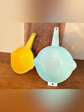 Tupperware 1 Qt & 2 Quart Colander Strainer with Handle Blue And Yellow VTG